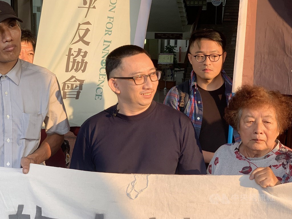 遭控犯下台南市歸仁區雙屍命案、羈押19年的死囚謝志宏(中),14日下午獲釋,重享自由喜悅,他被媒體問到有什麼感想時說:「自由真好。」中央社記者張榮祥台南攝 108年3月14日