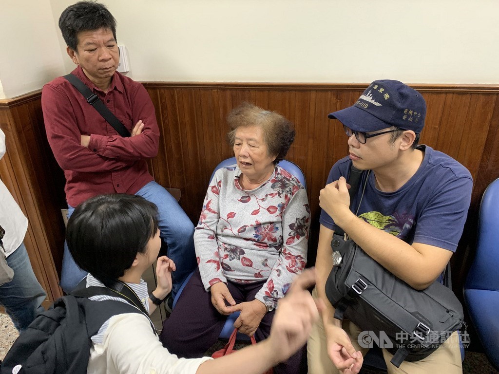 死囚謝志宏14日下午獲釋,重享自由,謝志宏母親(中)及曾死刑定讞、公元2017年才無罪確定的台中十三姨KTV殺人事件的鄭性澤(左後)到場迎接。中央社記者張榮祥台南攝 108年3月14日