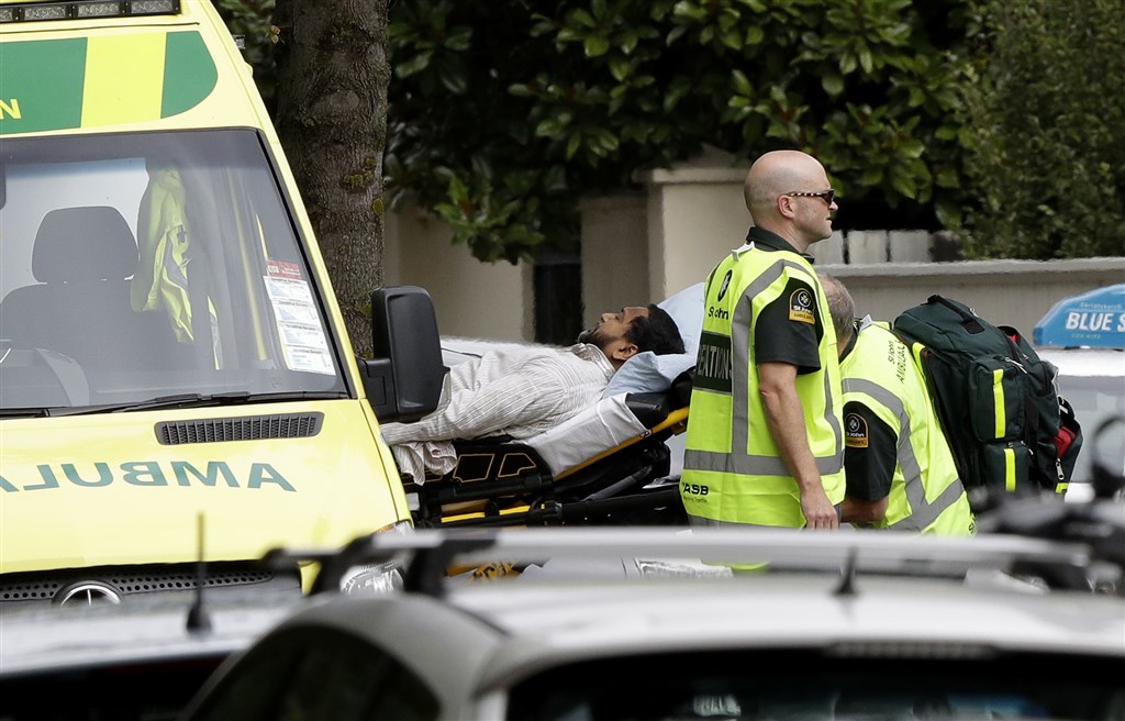 紐西蘭基督城15日發生重大槍擊事件造成傷亡,救護單位將傷者送醫。(美聯社提供)
