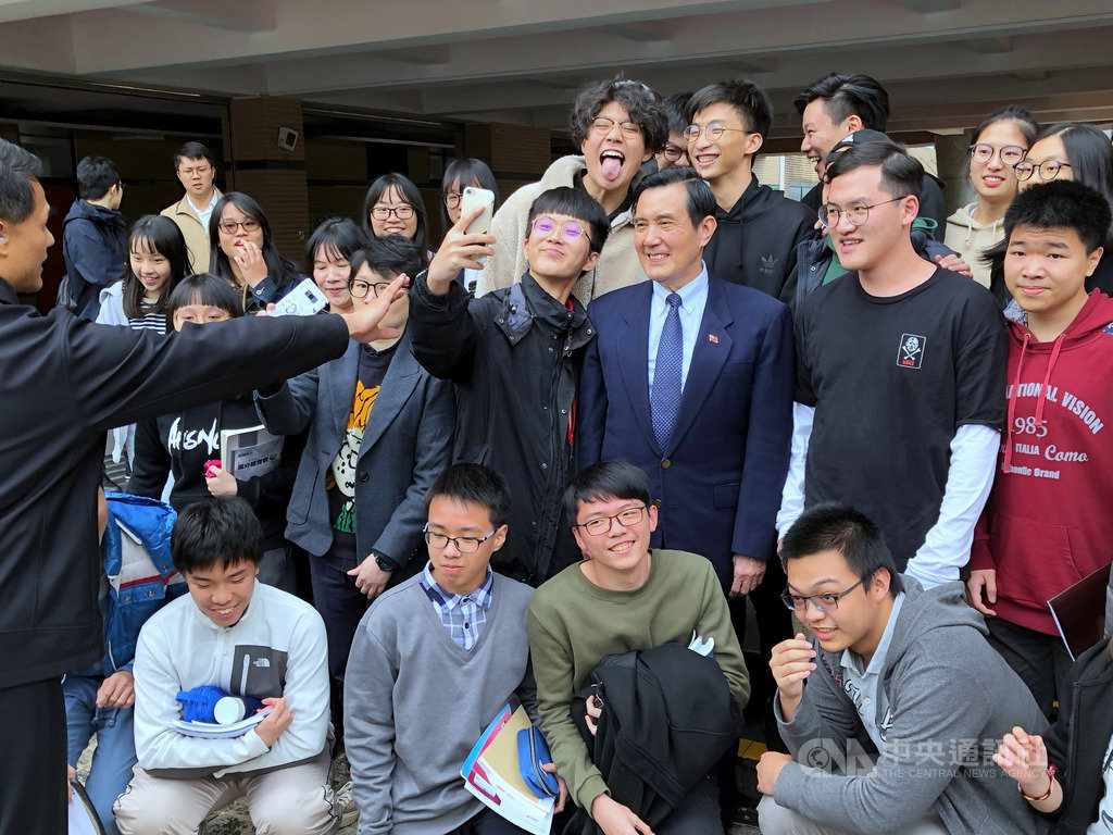 前總統馬英九(2排右3)15日下午出席政大附中成年禮活動,與學生開心合影。中央社記者陳至中台北攝 108年3月15日