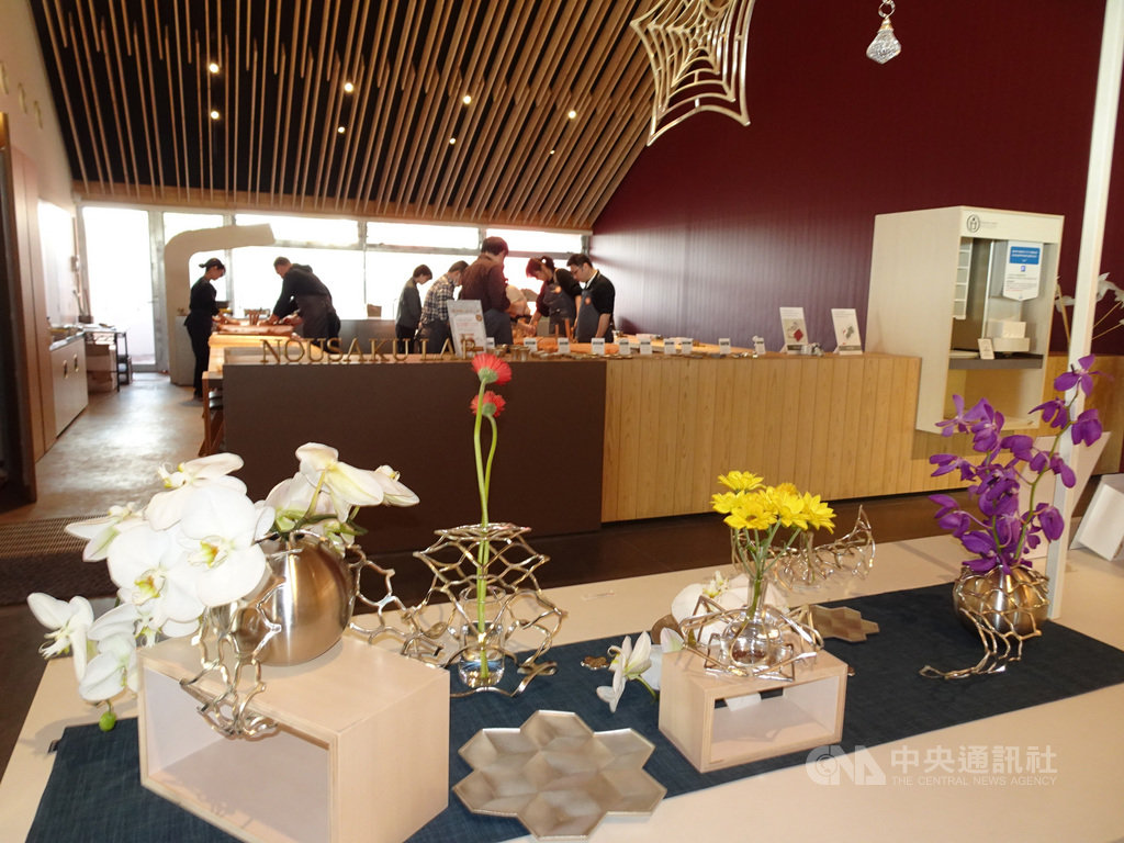 富山縣高岡市的能作在新廠展出雪花盤、魔術籃等產品,雪花盤是與台灣設計師合作的新品。中央社記者楊明珠高岡攝 108年3月15日