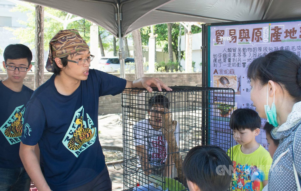 嘉義大學兩棲爬蟲研究社是由一群關注爬蟲、動物保育的學生組成,獲校方推薦參加「108年度全國大專校院學生社團評選暨觀摩活動」。(嘉義大學提供)中央社記者江俊亮傳真 108年3月15日