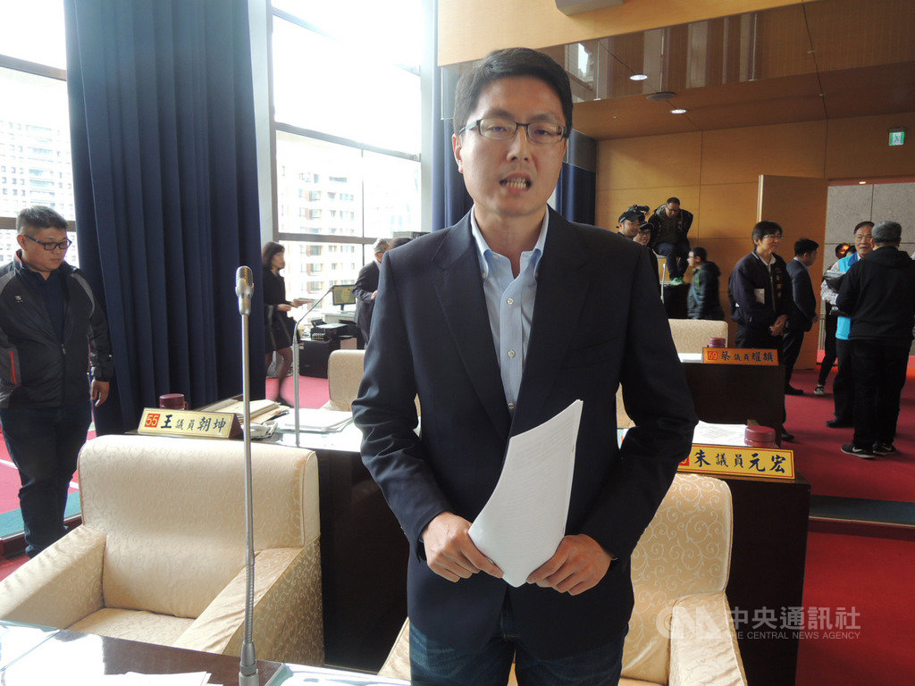 台中市長盧秀燕談到防制空污議題時牽扯總統維安說法惹議,民進黨籍台中市議員林德宇(圖)15日在市議會表示,空污改善是非常嚴肅的議題與工作,不能淪為中央與地方政府政治口水。中央社記者郝雪卿攝 108年3月15日