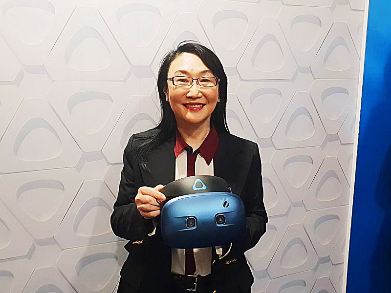 受惠Google加持,宏達電2018年EPS達14.72元,終結連3年虧損態勢。圖為宏達電董事長王雪紅展示VR裝置VIVE Cosmos。(中央社檔案照片)