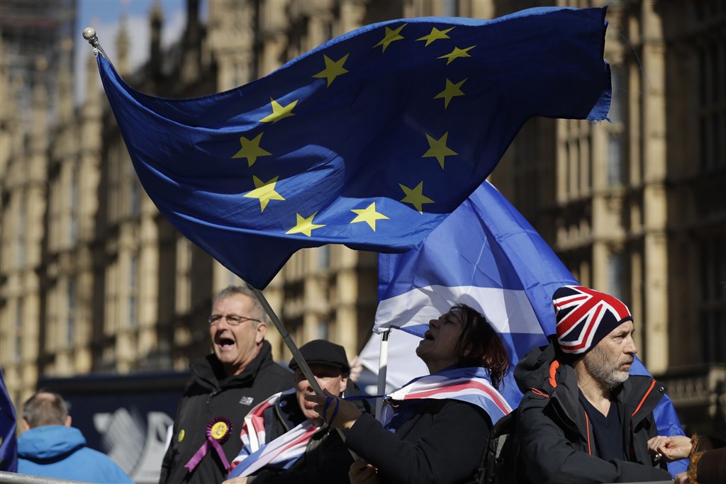英國下議院14日投票通過延長脫歐期限。(美聯社提供)