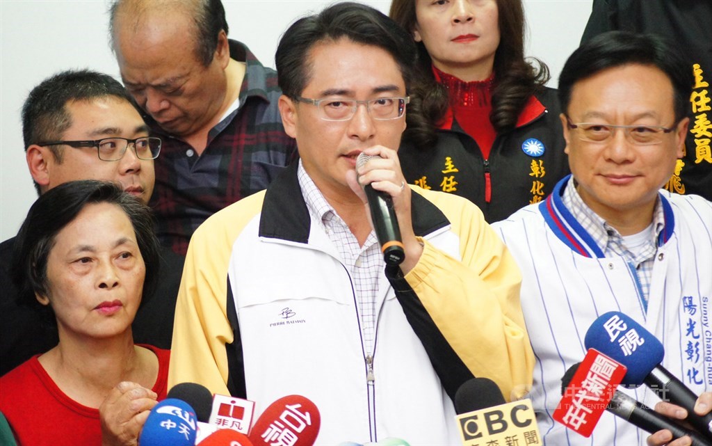 彰化縣第一選區立委補選16日進行投開票作業,國民黨籍候選人柯呈枋(前中)傍晚自行宣布當選,並在母親(左)以及前彰化縣長卓伯源(右)陪同下,現身競選總部發表感言,感謝鄉親支持。中央社記者吳哲豪彰化攝 108年3月16日