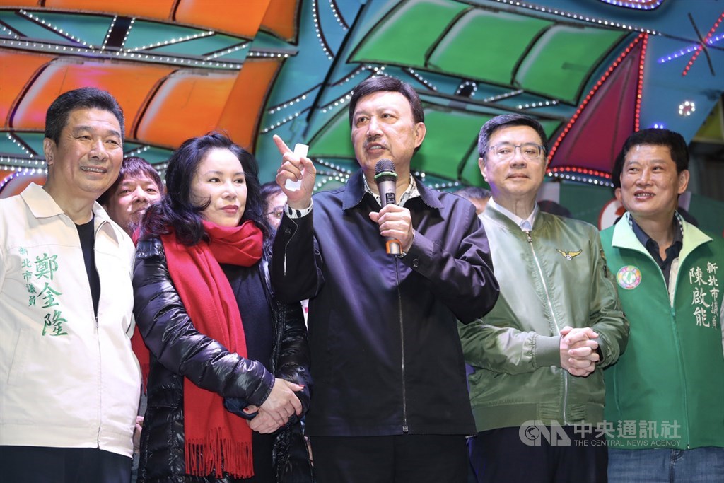 新北市三重區立委補選16日投開票,民進黨籍候選人余天(中)在對手鄭世維發表敗選聲明後,晚間也自行在競選總部宣布勝選。右2為民進黨主席卓榮泰。中央社記者吳翊寧攝 108年3月16日