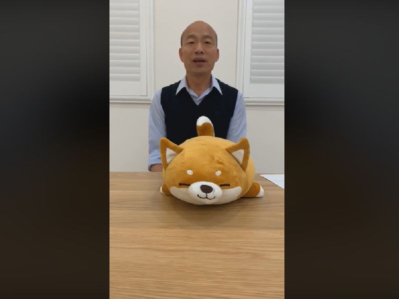 高雄市長韓國瑜16日晚間臉書直播形容立委4席補選結果「贏不算贏,輸不算輸」。(圖取自facebook.com/twherohan)