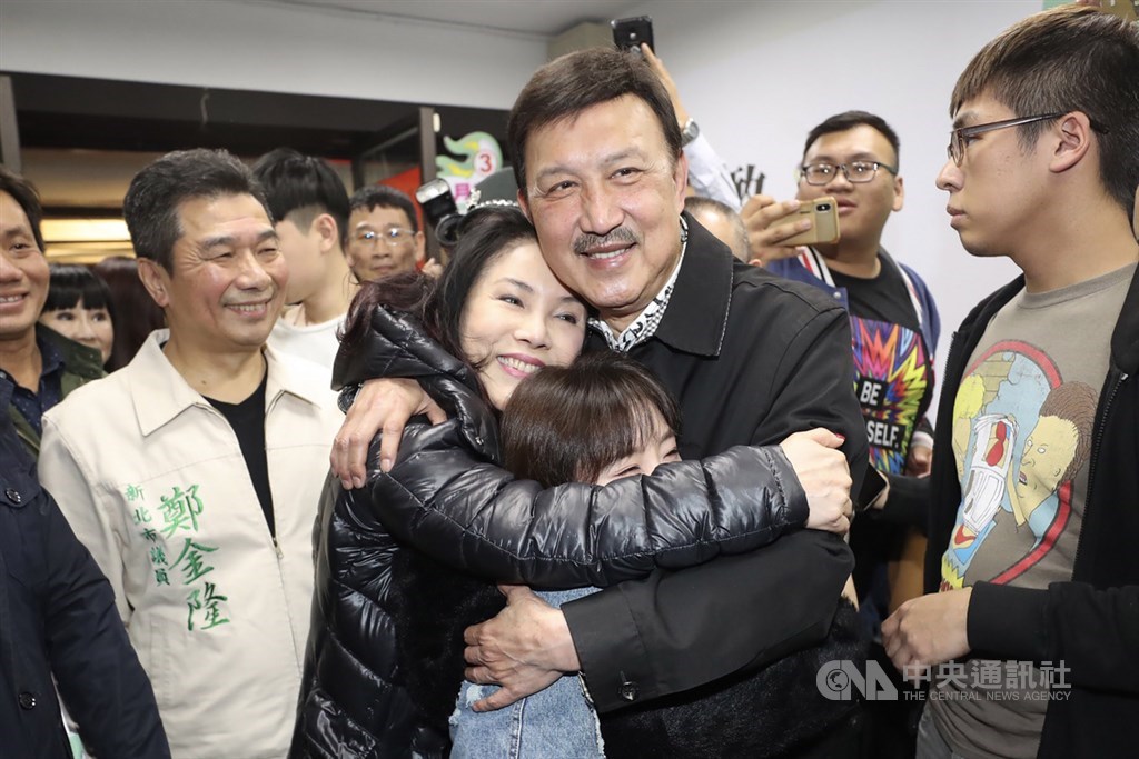 新北市三重區立委補選16日投開票,民進黨籍候選人余天(前右2)晚間在競選總部自行宣布勝選,開心與家人擁抱。中央社記者吳翊寧攝 108年3月16日