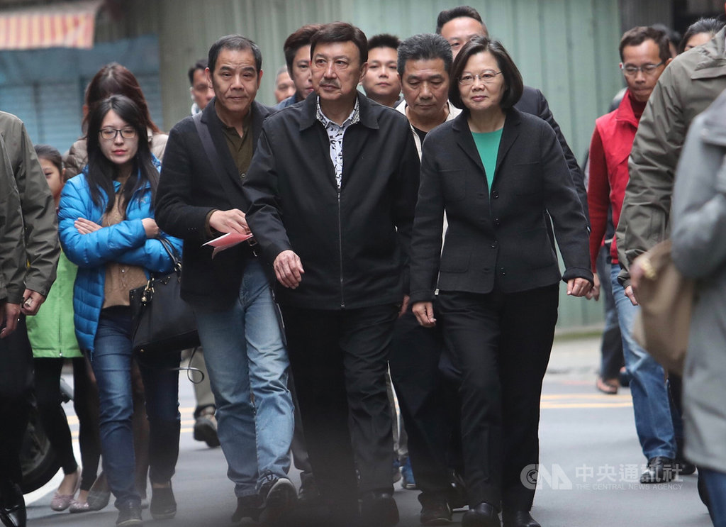 新北市三重區立委補選16日投票,總統蔡英文(前右)上午陪同民進黨候選人余天(前左)至投票所投票。中央社記者吳家昇攝 108年3月16日