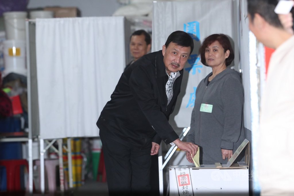 新北市三重區立委補選,民進黨候選人余天(前左)16日上午前往投票所投票。中央社記者吳家昇攝 108年3月16日