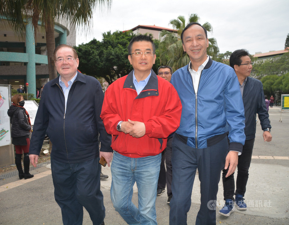 新北市三重區立委補選16日投票,前新北市長朱立倫(前右)、國民黨新北市黨部主委李乾龍(前左)上午陪同國民黨候選人鄭世維(中)到三重高中投票。中央社記者黃旭昇新北攝 108年3月16日