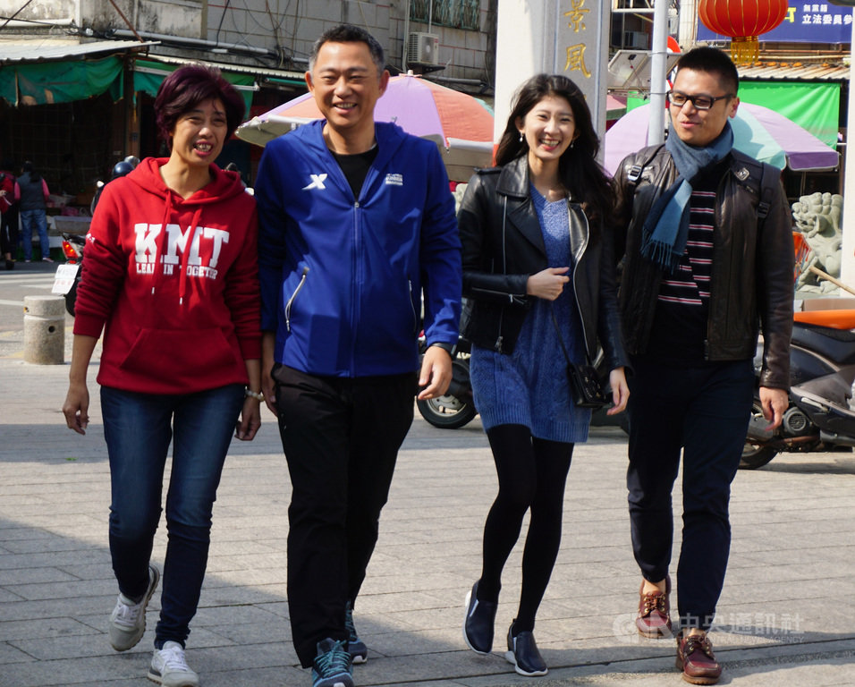立委補選16日投票,國民黨金門縣立委補選候選人洪麗萍(左)上午先陪同金門縣長楊鎮浯(左2)投票,再回到家鄉烈嶼鄉投票,兩人面對選情都充滿信心。中央社記者黃慧敏攝 108年3月16日