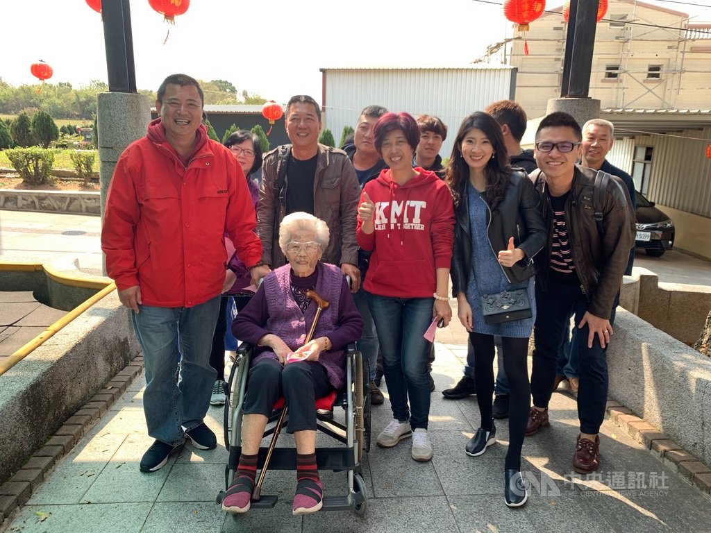 立委補選16日投票,國民黨金門縣立委補選候選人洪麗萍(2排中)上午在家人陪同下前往投票。(洪麗萍競選總部提供)中央社記者黃慧敏傳真 108年3月16日