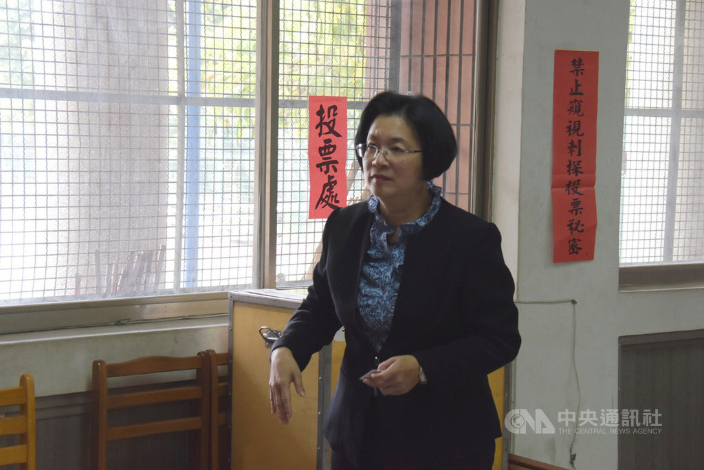 彰化縣第一選區立委補選16日投票,彰化縣長王惠美上午前往鹿港國中投票,感謝員警及投開票所人員辛勞。中央社記者吳哲豪彰化攝 108年3月16日
