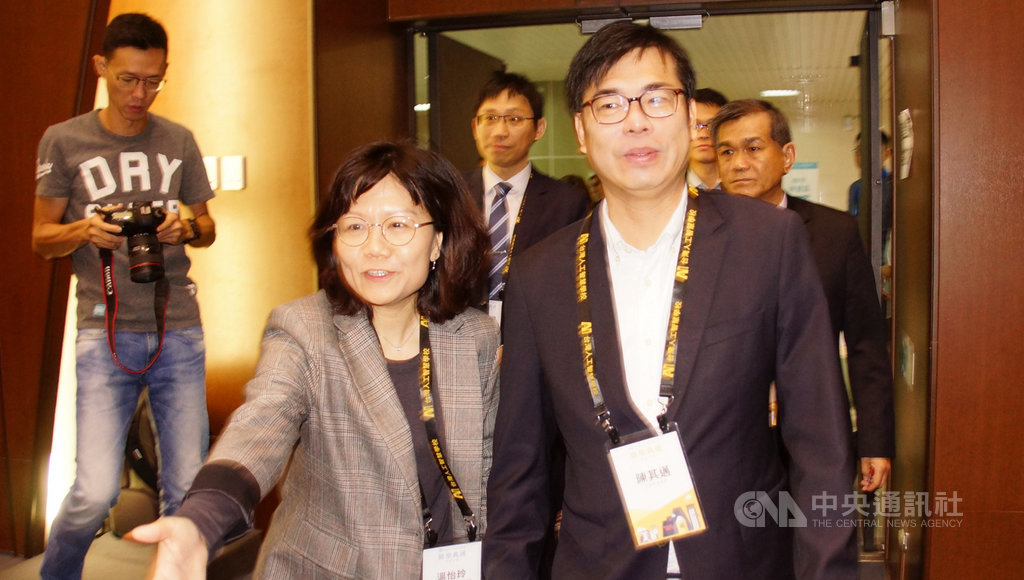 行政院副院長陳其邁(前右)16日出席台灣人工智慧學校南部分校第一期開學典禮時受訪表示,國民黨主席吳敦義提出高雄市長韓國瑜出來選2020總統,是個假設性問題,高雄市民希望能看到整個城市的進步與發展,這才該好好考量。中央社記者程啟峰高雄攝 108年3月16日