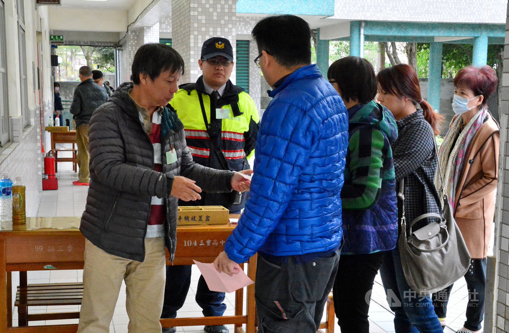 新北市三重區立委補選16日舉行投票,新北市選舉委員會預估晚間6時左右開票結束,立委補選選舉結果出爐。中央社記者黃旭昇新北攝 108年3月16日