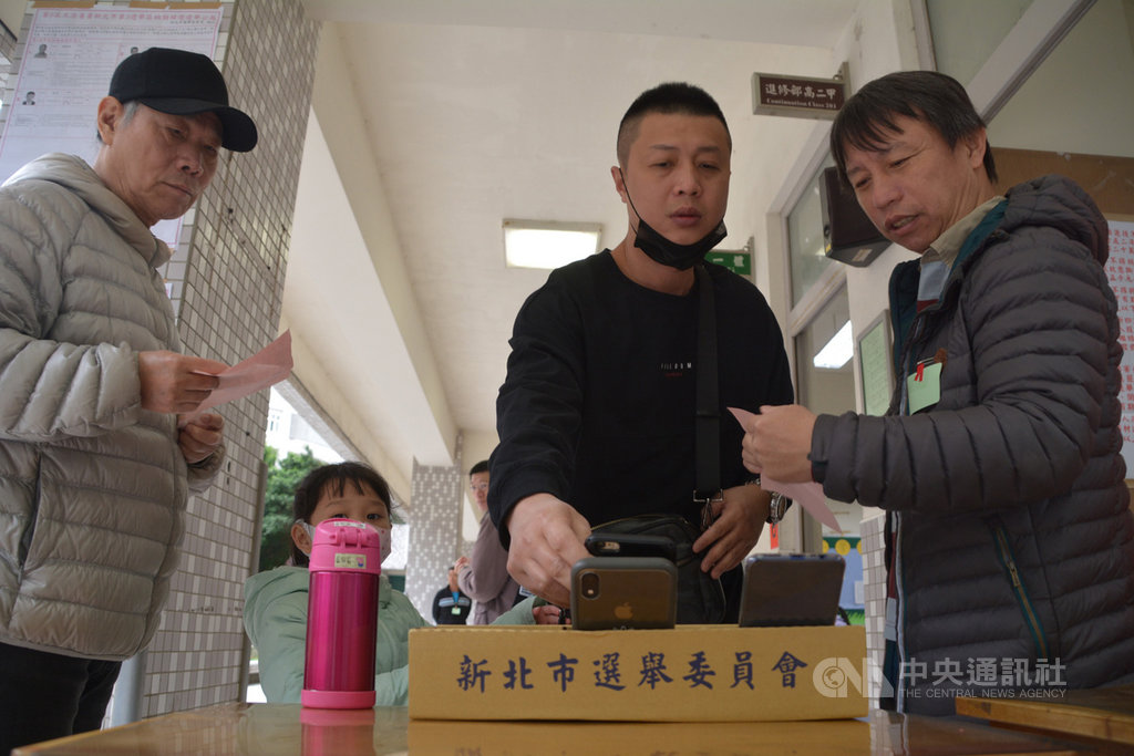 新北市三重區立委補選16日舉行投票,不少選民一早就前往投票,選民將手機放置後,進入投票所投票,秩序良好。中央社記者黃旭昇新北攝 108年3月16日