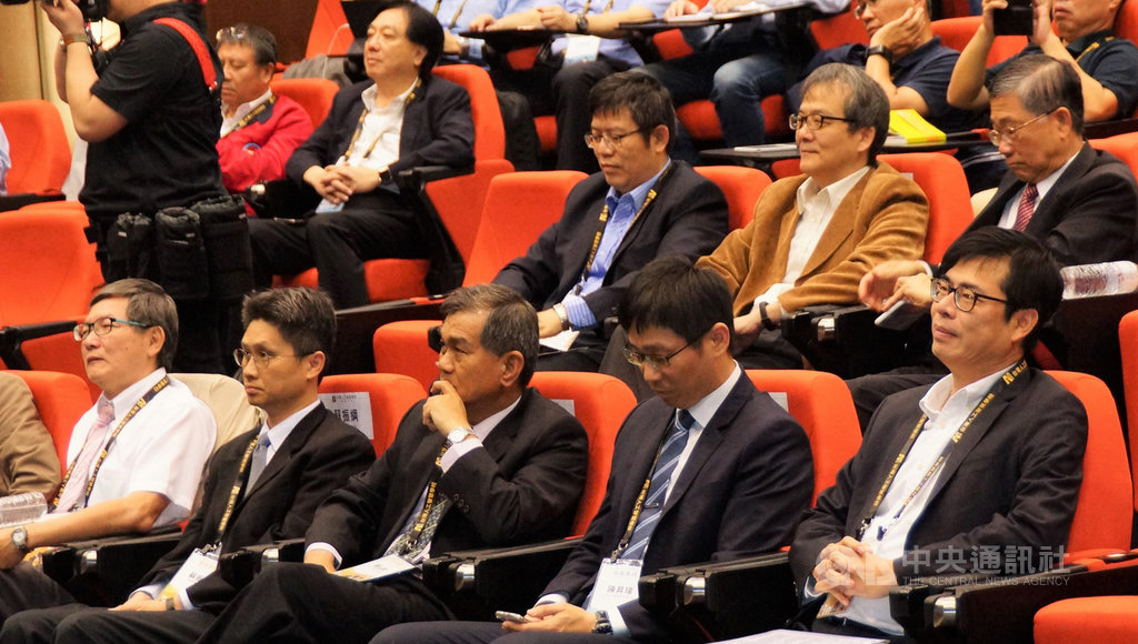 因應南部企業對人工智慧需求,台灣人工智慧學校與中山大學合辦「台灣人工智慧學校南部分校」,行政院副院長陳其邁(前右)16日出席第一期開學典禮。中央社記者程啟峰高雄攝 108年3月16日