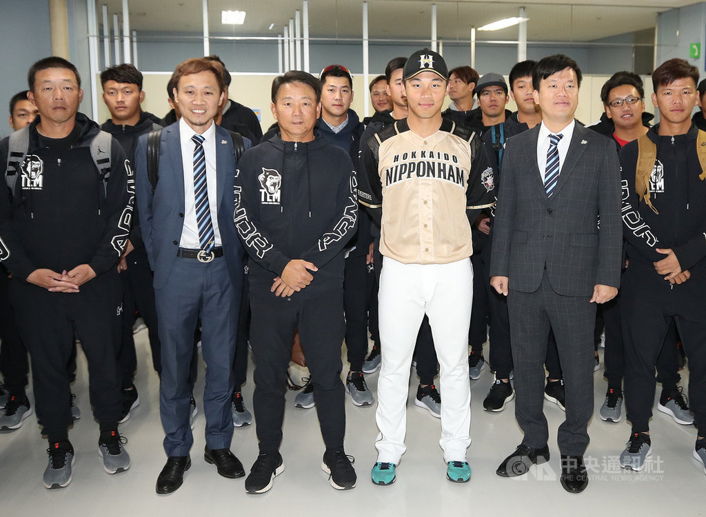 旅日火腿隊野手王柏融(前右3)16日於日職官辦熱身賽再亮相,賽前他也與老東家Lamigo桃猿隊領隊劉玠廷(前右2)、總教練洪一中(前右4)及老隊友相見歡。中央社記者張新偉千葉攝 108年3月16日