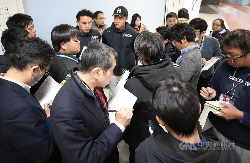 台灣旅日火腿隊野手王柏融(後中戴帽者),相隔9天再於日職官辦熱身賽出賽,退場後被許多台、日媒體包圍採訪他,關心近況。中央社記者張新偉千葉攝 108年3月16日