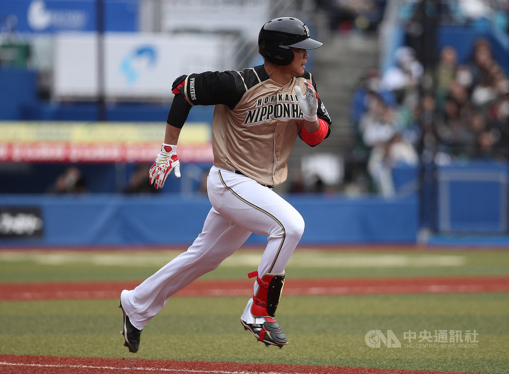 旅日火腿隊野手王柏融休息4場比賽後,睽違9天再度於日職官辦熱身賽亮相,16日與羅德隊交手重回先發打序,2打數打完後退場休息,沒有安打表現。中央社記者張新偉千葉攝 108年3月16日