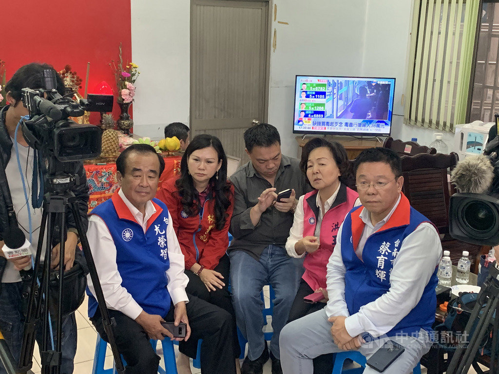 國民黨台南市立委補選候選人謝龍介16日以些微差距落敗,多名黨籍市議員在競選總部臉色凝重,似乎不敢相信這個結果。中央社記者張榮祥台南攝 108年3月16日