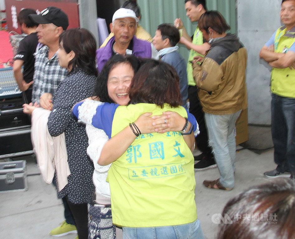 台南市立委補選16日投開票,民進黨籍候選人郭國文競選總部人員及支持者傍晚獲知勝選消息後,開心相擁慶賀。中央社記者楊思瑞攝 108年3月16日