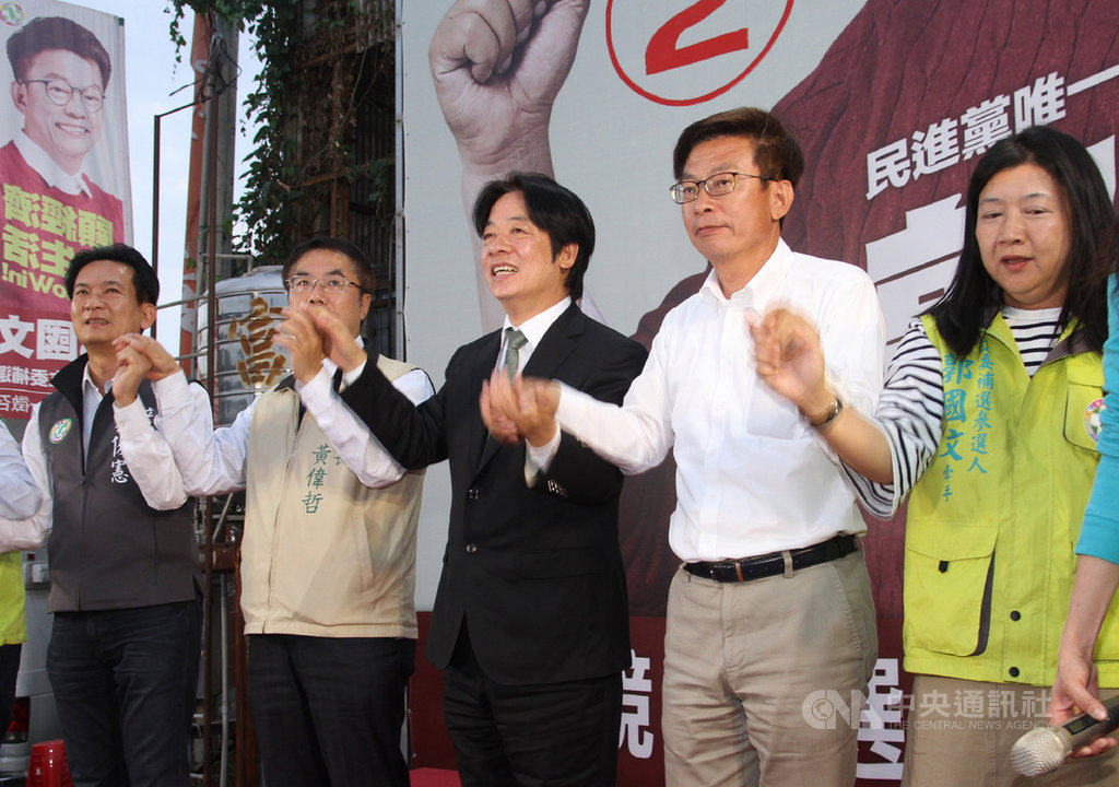 台南市立委補選16日投開票,民進黨籍候選人郭國文(右2)晚間自行宣布當選,並與前行政院長賴清德(中)、台南市長黃偉哲(左2)等人一同登台,攜手向支持群眾致謝。中央社記者楊思瑞攝 108年3月16日
