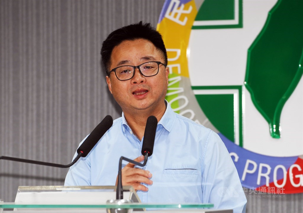 民進黨在4席立委補選守住兩席,黨秘書長羅文嘉16日晚間出席記者會表示,這是守護台灣民主的勝利,對民進黨來說沒贏,只是暫時止血,感謝選民給民進黨機會與溫暖。中央社記者施宗暉攝 108年3月16日