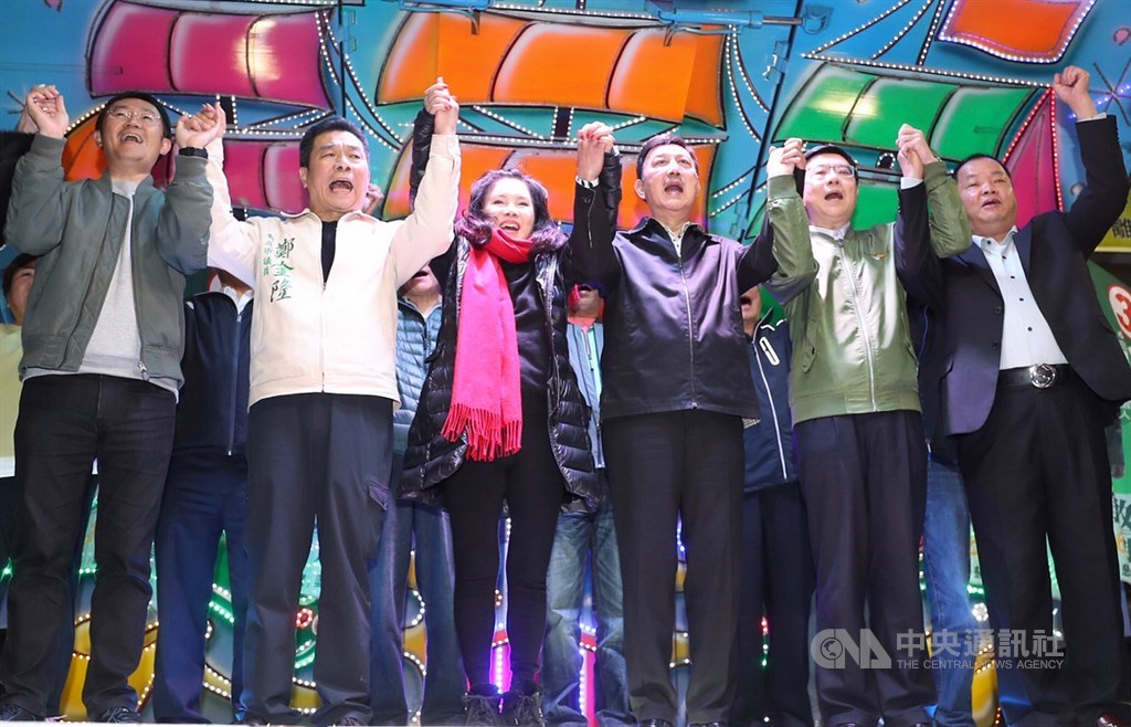 新北市立委補選16日投開票,民進黨籍候選人余天(右3)傍晚與黨主席卓榮泰(右2)、妻子李亞萍(左3)等人現身競選總部,手牽手開心齊聲歡呼。中央社記者吳翊寧攝 108年3月16日