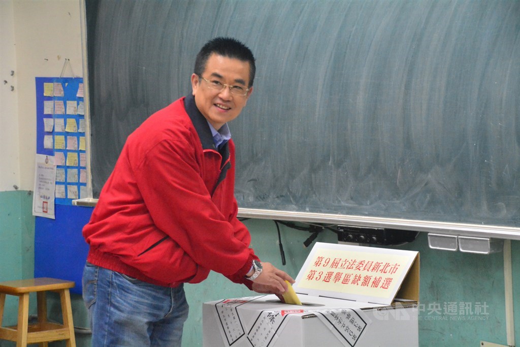 新北市三重區立委補選16日投票,國民黨候選人鄭世維上午前往三重高中投票所投票。中央社記者黃旭昇新北攝 108年3月16日