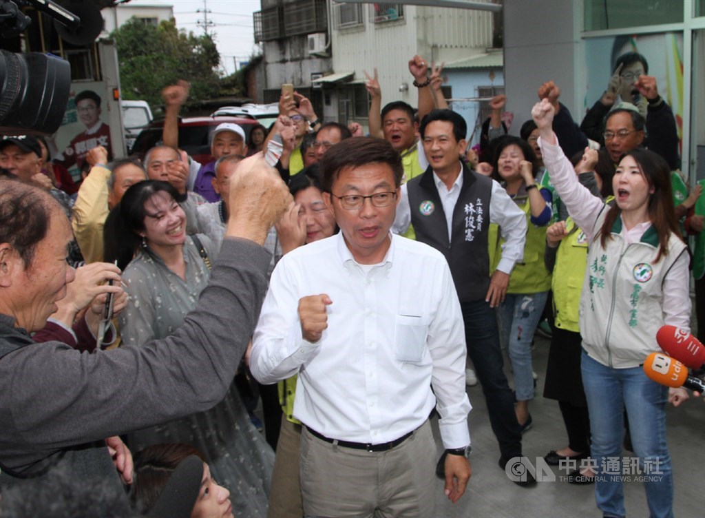 民進黨台南市立委補選候選人郭國文(中)16日下午獲知勝選消息後,在競選總部向支持者致謝,在綠營去年九合一選舉失利及「韓流」壓境下,郭國文穩住民進黨這一席頗具意義。中央社記者楊思瑞攝 108年3月16日