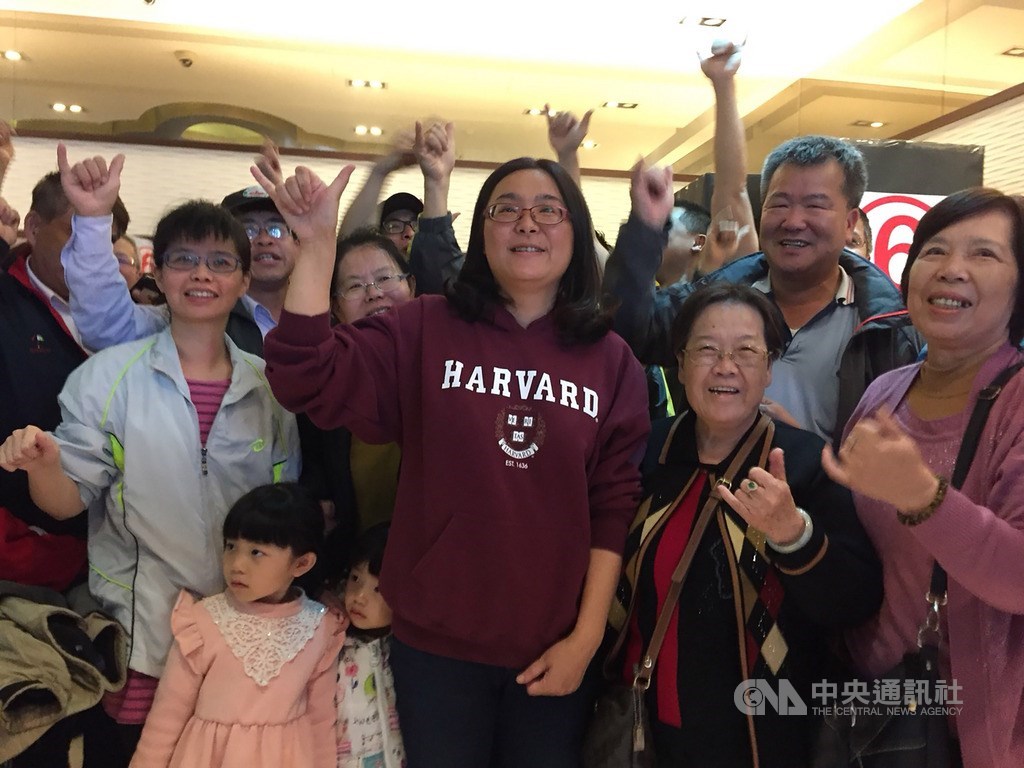 金門立委補選16日投開票,無黨籍候選人陳玉珍(中)票數持續領先,傍晚搶先自行宣布當選。正確選舉結果仍以中選會公告為準。中央社記者黃慧敏攝 108年3月16日
