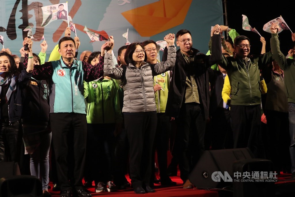 新北市三重區立委補選選前之夜,民進黨籍候選人余天(前左2)15日舉行大型造勢活動,總統蔡英文(前左3)、民進黨主席卓榮泰(前右)及當年太陽花學運領袖林飛帆(前右2)都出席與會,攜手力挺余天。中央社記者吳家昇攝 108年3月15日