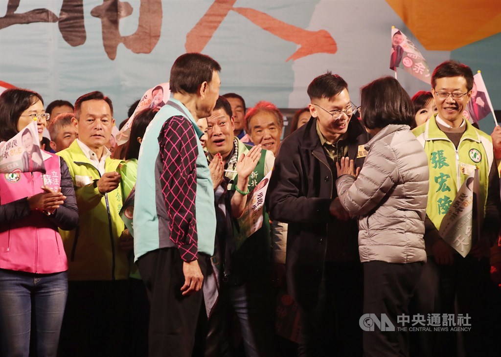 新北市立委補選選前之夜,民進黨籍候選人余天(前左)15日舉辦大型造勢活動,太陽花學運領袖林飛帆(右3)出席,與總統蔡英文(右2)握手致意。中央社記者吳家昇攝 108年3月15日