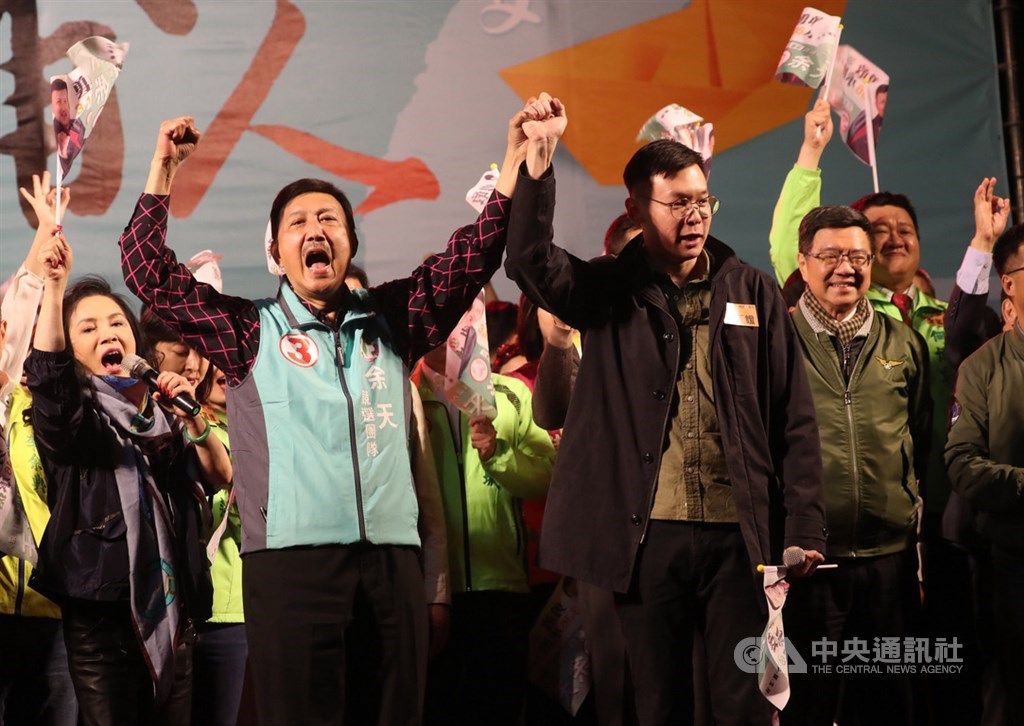 新北市三重區立委補選16日投票,15日選前之夜,民進黨籍候選人余天(前左)舉辦大型造勢活動,當年太陽花學運領袖林飛帆(前右)出席力挺,兩人攜手同呼口號。中央社記者吳家昇攝 108年3月15日