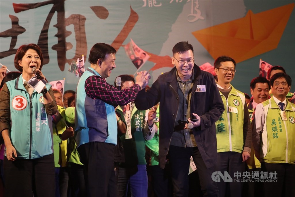 民進黨籍新北市立委補選候選人余天(前左2)的「咱攏坐著同隻船」選前之夜造勢晚會15日登場,當年太陽花學運領袖林飛帆(前右)出席為余天站台。中央社記者吳家昇攝 108年3月15日