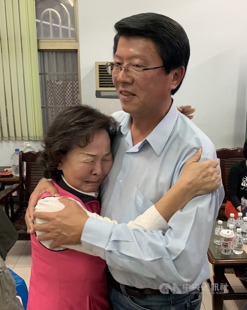 國民黨台南市立委補選候選人謝龍介(右)落敗,16日下午他走進佳里競選總部時,同黨資深台南市議員洪玉鳳(左)不捨落淚,上前給予擁抱,謝龍介輕聲安慰。中央社記者張榮祥台南攝 108年3月16日