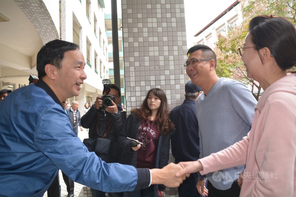 前新北市長朱立倫(左)16日上午陪同國民黨新北市三重區立委補選候選人鄭世維到三重高中投票,與選民握手問候。中央社記者黃旭昇新北攝 108年3月16日