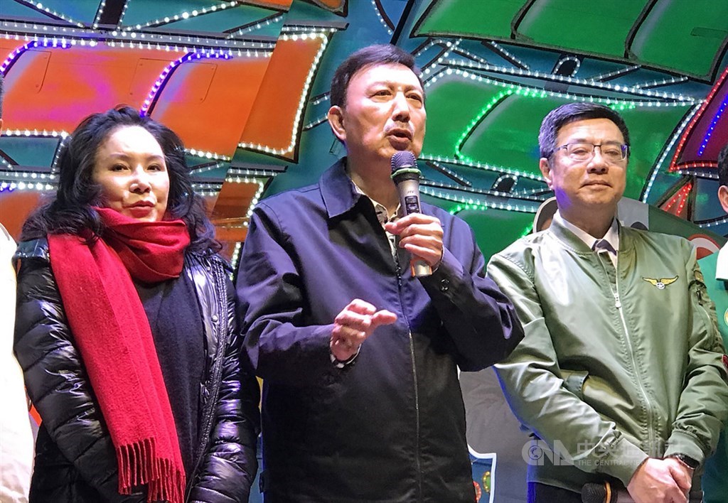 新北市立委補選16日投開票,傍晚國民黨籍候選人鄭世維自行宣布敗選,民進黨籍候選人余天(中)隨後也與黨主席卓榮泰(右)、妻子李亞萍(左)等人一同上台,自行宣布當選並感謝鄉親支持。中央社記者吳翊寧攝 108年3月16日