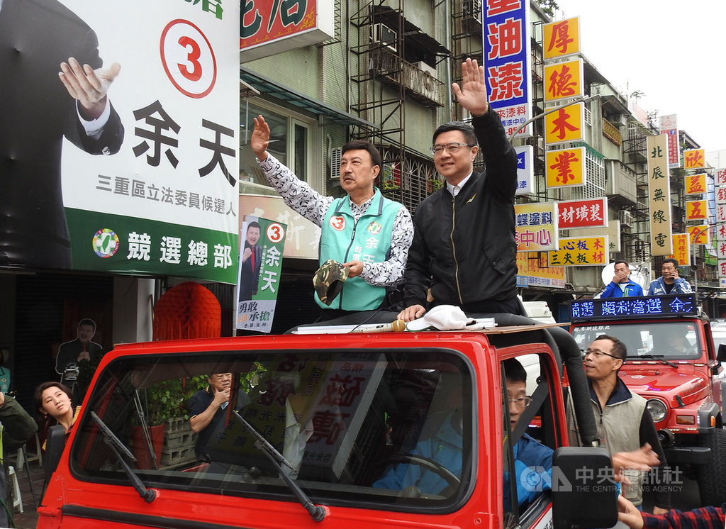 民進黨主席卓榮泰(車上右)17日上午陪同民進黨新北市三重立委補選當選人余天(車上左)進行車隊謝票,沿途向民眾揮手致意。中央社記者王鴻國攝 108年3月17日