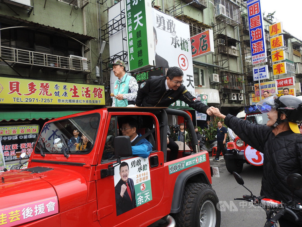 民進黨主席卓榮泰(車上右)17日上午陪同民進黨新北市三重立委補選當選人余天(車上左)進行車隊掃街謝票,親切與民眾握手。中央社記者王鴻國攝 108年3月17日
