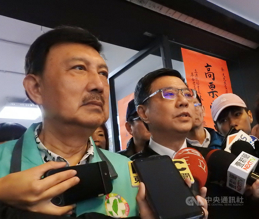 民進黨主席卓榮泰(左2)17日陪同民進黨新北市三重立委補選當選人余天(左)展開謝票行程。對於這次選舉結果,卓榮泰說,只是止血而已,18日起會繼續進行總統及立委初選登記,加強組織戰將是未來2020勝選關鍵。中央社記者王鴻國攝 108年3月17日