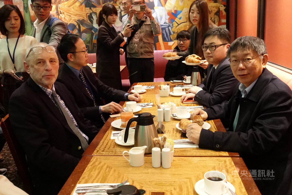 台北市長柯文哲(右)16日至24日赴美參訪,17日(當地時間)上午與哥倫比亞大學東亞研究所教授黎安友(Andrew Nathan)(前左)進行早餐會,包括台北市政府發言人劉奕霆(右2)、國際事務委員會執行長楊慶輝(前左2)等人,與會者共7人。中央社記者梁珮綺攝 108年3月18日