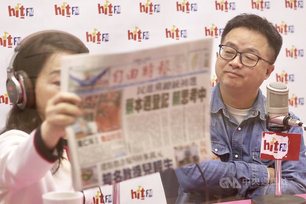 前行政院長賴清德將登記民進黨總統初選,民進黨秘書長羅文嘉(右)18日在台北接受廣播節目專訪被問到此事時表示,參選是黨員的權利,但他要從台灣立場以及民進黨在2020年大選角度,提醒所有人不要忘記,民進黨沒有分裂的本錢。中央社記者吳翊寧攝 108年3月18日