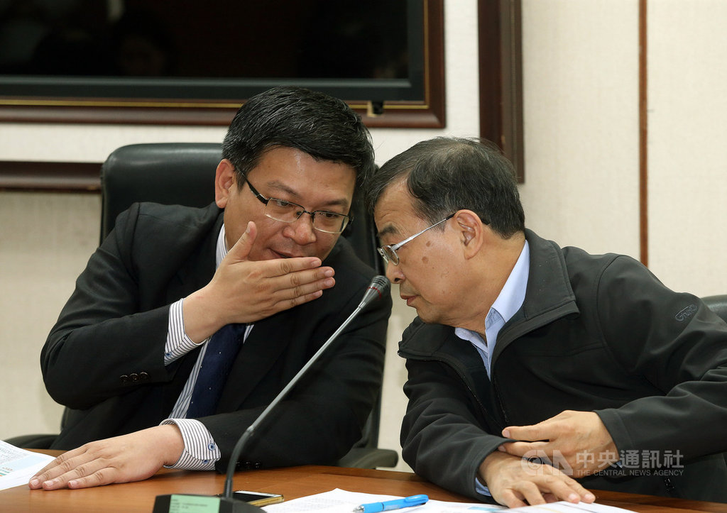 經濟部18日召開電價費率審議委員會,宣布本次電價不調整,維持平均電價每度新台幣2.6253元。經濟部政務次長曾文生(左)與台電公司總經理鍾炳利(右)在記者會中交換意見。中央社記者郭日曉攝 108年3月18日