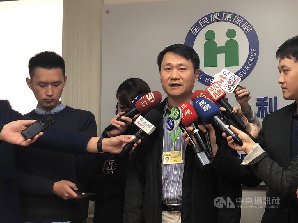 憂鬱症老藥「百憂解」將於4月1日退出台灣,健保署科長連榮恆(右2)表示,根據統計,百憂解每年花費健保新台幣800萬元,約有1.5萬名患者使用,國內另有14家藥廠生產同成分學名藥,應不影響患者權益。中央社記者張茗喧攝 108年3月18日
