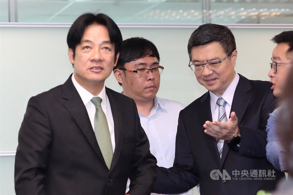 民進黨2020年總統大選黨內初選,前行政院長賴清德(左)18日前往民進黨中央黨部登記。賴清德表示,經過審慎思考,他決定勇敢承擔責任,爭取捍衛台灣的機會。右2為民進黨主席卓榮泰。中央社記者吳翊寧攝 108年3月18日