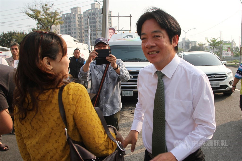 民進黨2020年總統大選黨內初選,前行政院長賴清德決定將前往登記。圖為賴清德(右)17日前往台南立委補選當選人郭國文競選總部陪同謝票。 中央社記者楊思瑞攝 108年3月17日